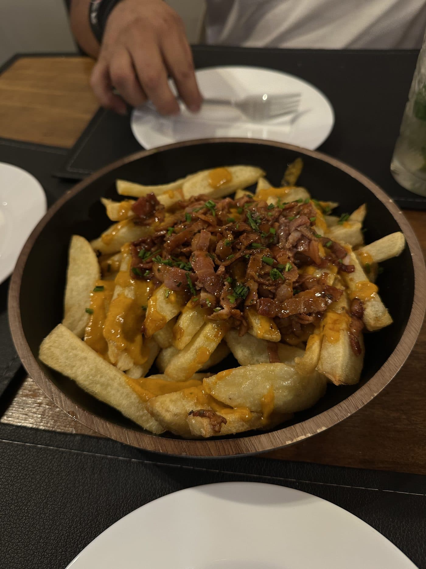 Papas bravas y porciones crujientes en La Fogata